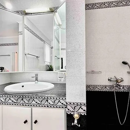 فيلة Hippocrates House *