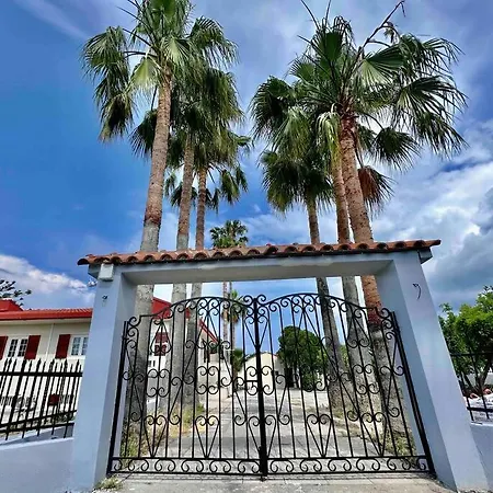 فيلة Hippocrates House *